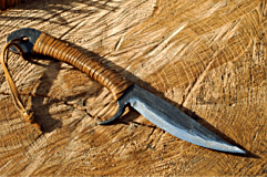 Messer mit lederumwickeltem Griff