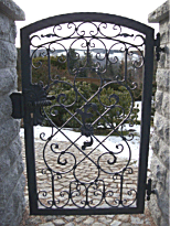 zum Tor passende Pforte